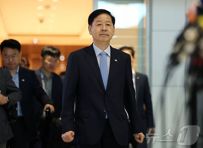 구윤철 경제부총리 겸 기획재정부 장관이 30일 오전 인천국제공항 제2터미널을 통해 미국으로 출국하고 있다.  2025.7.29./뉴스1