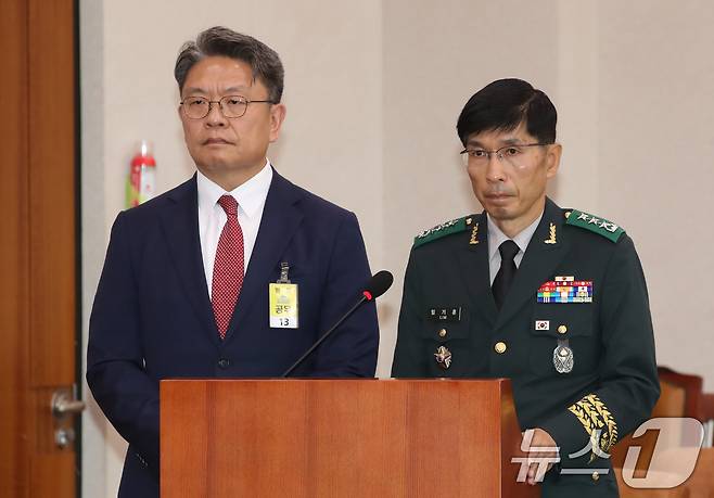 이시원 전 대통령비서실실 공직기강비서관(왼쪽)과 임기훈 국방대총장(전 국가안보실 국방비서관).2024.6.21/뉴스1 ⓒ News1 이광호 기자