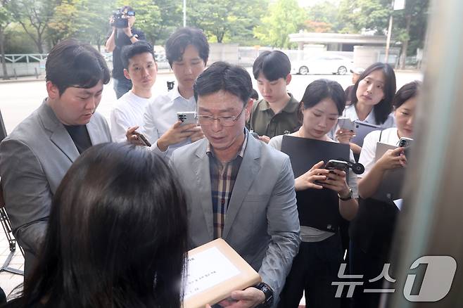 업무상과실치사 혐의를 받는 임성근 전 해병대 1사단장이 29일 오전 서울 서초구 '순직 해병 특검'(이명현 특별검사) 사무실에 신속 결정 요청서를 제출하기 위해 방문, 특검 측 거부로 인해 출입하지 못해 문 밖에서 관계자에게 서류를 건네고 있다. 2025.7.29/뉴스1 ⓒ News1 민경석 기자