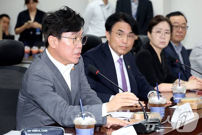 김영훈 고용노동부장관이 전날(28일) 오전 서울 여의도 국회 의원회관에서 열린 노란봉투법(노동조합법 2·3조 개정안) 관련 당정 간담회에서 발언하고 있다. 2025.7.28/뉴스1 ⓒ News1 이광호 기자