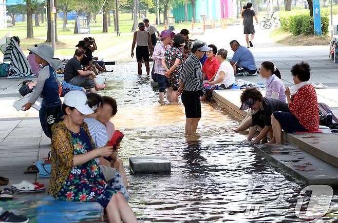 연일 극한 폭염이 이어지고 있는 가운데 서울 마포대교 아래에서 시민들이 족욕을 하며 휴식을 취하고 있다. 2025.7.29/뉴스1 ⓒ News1 김명섭 기자