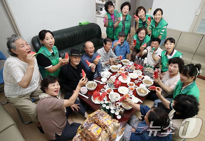 중복을 하루 앞둔 29일 대구 중구 삼덕1,2가경로당 무더위쉼터에 모인 어르신들이 삼덕동 새마을부녀회가 복달임 음식으로 준비한 갈비탕과 수박 등을 함께 나누고 있다.  2025.7.29/뉴스1 ⓒ News1 공정식 기자