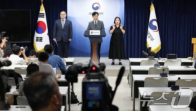 김영훈 고용노동부 장관이 29일 서울 종로구 정부서울청사에서 노동조합 및 노동관계조정법 개정안 관련 브리핑을 하고 있다. 2025.7.29/뉴스1 ⓒ News1 임세영 기자