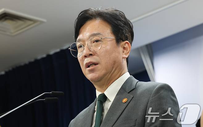 김영훈 고용노동부 장관이 29일 서울 종로구 정부서울청사에서 노동조합 및 노동관계조정법 개정안 관련 브리핑을 하고 있다. 2025.7.29/뉴스1 ⓒ News1 임세영 기자