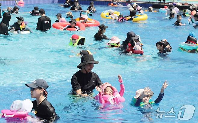 29일 울산 중구에 위치한 동천야외물놀이장에서 시민들이 물놀이를 즐기고 있다.2025.7.29/뉴스1 ⓒNews1 김지혜 기자