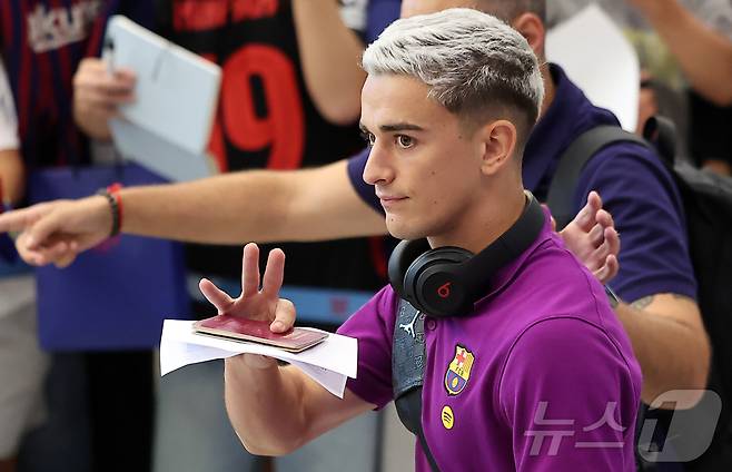 FC 바르셀로나의 파블로 가비라가 29일 오후 인천국제공항 2터미널을 통해 입국하고 있다. 2025.7.29/뉴스1 ⓒ News1 김진환 기자
