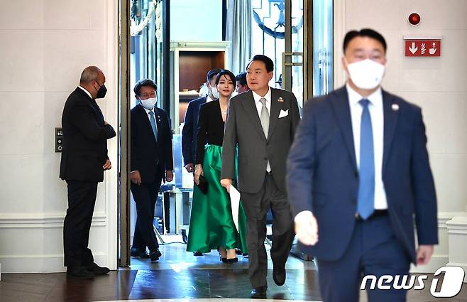 스페인 마드리드 시내 호텔에서 열린 재스페인 동포 초청 만찬간담회에 참석하는 윤 대통령 부부의 모습. (대통령실 제공) 2022.7.3/뉴스1 ⓒ News1 안은나 기자