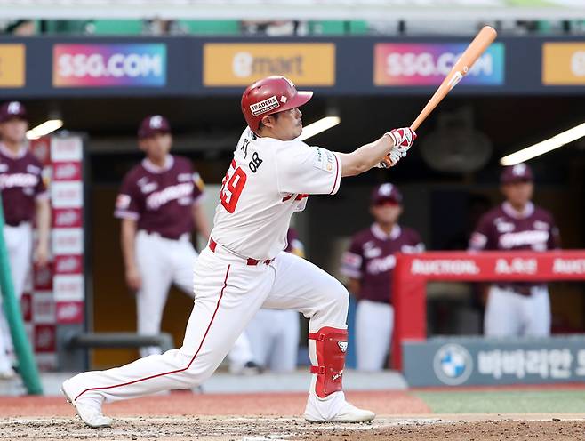 SSG 이지영이 29일 인천SSG랜더스필드에서 열린 2025 KBO리그 키움전에서 2회말 역전 3점포를 때리고 있다. 사진 | SSG 랜더스