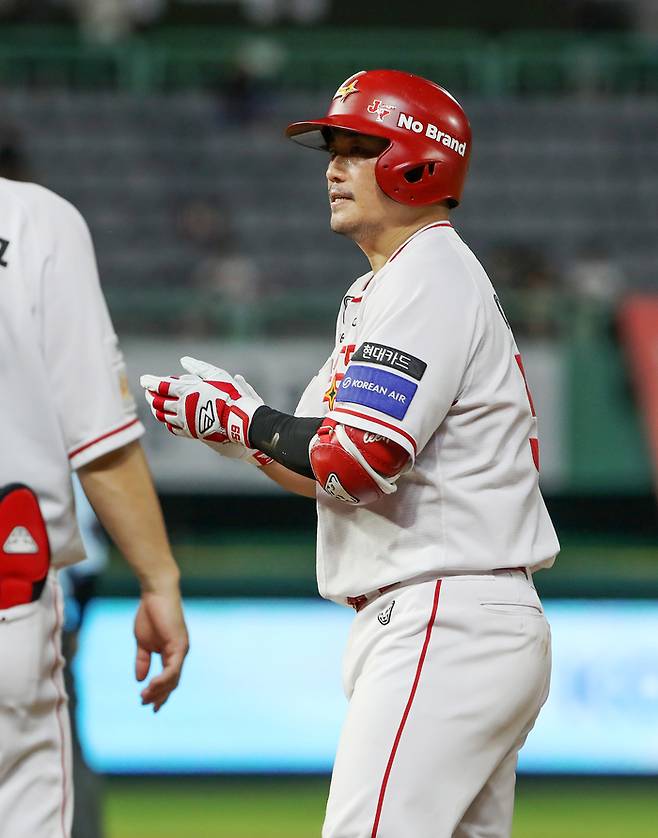 SSG 이지영이 29일 인천SSG랜더스필드에서 열린 2025 KBO리그 키움전에서 5회말 적시타를 때린 후 기뻐하고 있다. 사진 | SSG 랜더스