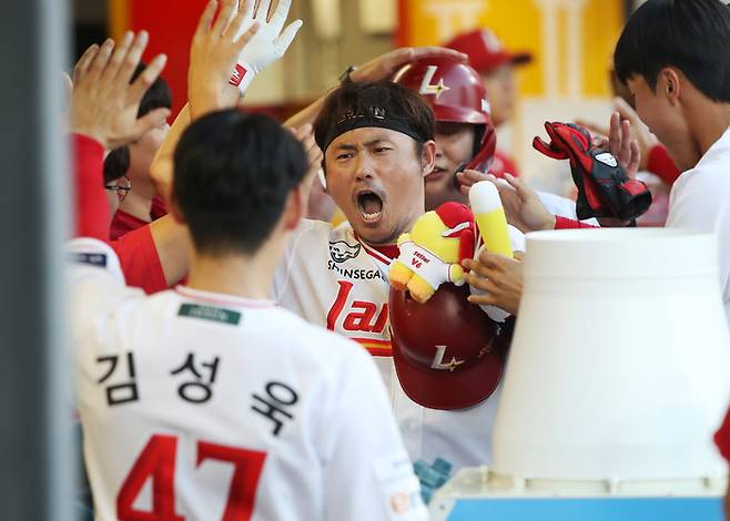 SSG 이지영(가운데)이 29일 인천SSG랜더스필드에서 열린 2025 KBO리그 키움전에서 2회말 역전 3점 홈런을 날린 후 더그아웃으로 돌아와 포효하고 있다. 사진 | SSG 랜더스