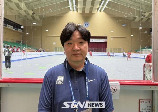 25일 제천에 위치한 세명대학교 세명체육관에서 치러진 '제20회 아시아 롤러스케이팅 선수권대회' 인라인하키 남자 주니어 대만과의 경기 후 이종훈 감독이 인터뷰 자세를 취하고 있다. /사진(제천)=강의택 기자