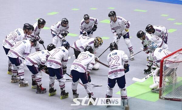 29일 오후 충북 제천시에 위치한 세명대학교 세명체육관에서 '제20회 아시아 롤러스케이팅 선수권대회' 인라인하키 남자 시니어 조별리그 한국과 인도 간의 경기가 열렸다. 한국이 경기 전 둥글게 모여 의지를 다지고 있다. /사진(제천)=강명호 기자
