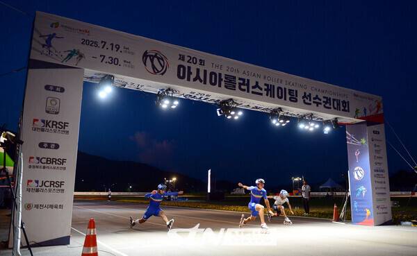 29일 오후 충북 제천송학로드경기장에서 치러진 '제20회 아시아 롤러스케이팅 선수권대회' 스피드 로드 남자 주니어 100m 스프린트 경기에서 김지찬(전주생명과학고, 우측 흰색 유니폼)이 결승선을 통과하고 있다. /사진(제천)=김종원 기자
