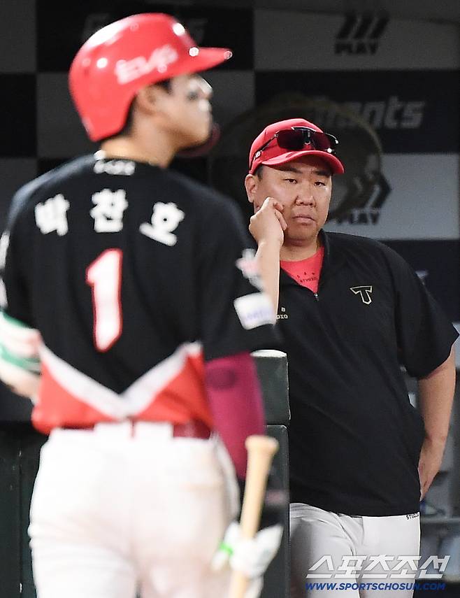 25일 부산 사직구장에서 열린 KIA와 롯데의 경기. KIA가 4-7로 뒤진 9회초 1사 박찬호가 삼진으로 물러나자 이범호 감독이 아쉬워하고 있다. 부산=정재근 기자 cjg@sportschosun.com/2025.7.25/