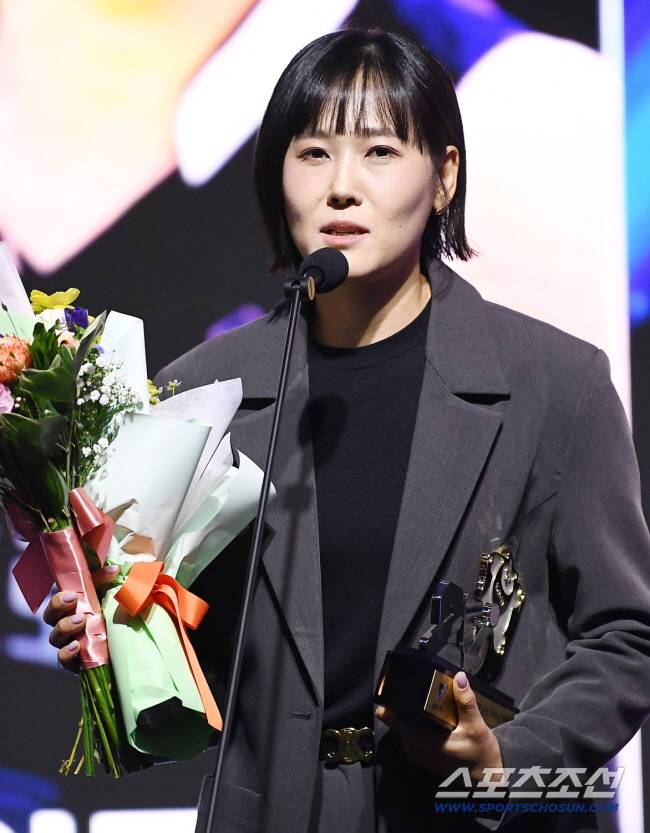 도드람 2024~2025 V리그 시상식이 14일 오후 서울 홍은동 스위스그랜드호텔에서 열렸다. 20주년 베스트7에 선정된 임명옥이 수상소감을 말하고 있다. 정재근 기자 cjg@sportschosun.com/2025.4.14/