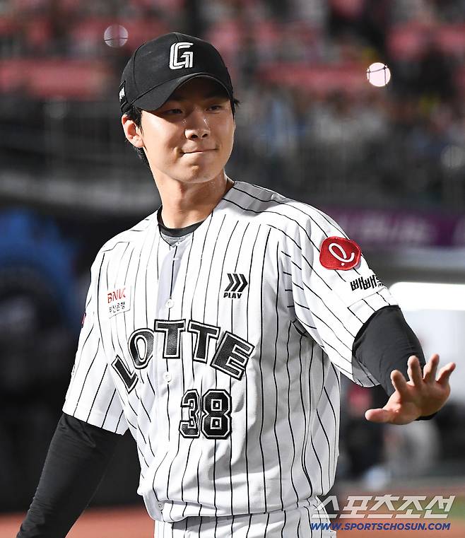 25일 부산 사직구장에서 열린 KIA와 롯데의 경기. 8회를 무실점으로 막은 홍민기가 미소짓고 있다. 부산=정재근 기자 cjg@sportschosun.com/2025.7.25/