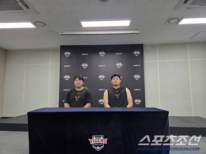 28일 트레이드를 통해 KIA 유니폼을 입게 된 한재승(왼쪽) 김시훈이 29일 광주 KIA챔피언스필드에서 인터뷰를 진행했다. 광주=한동훈 기자