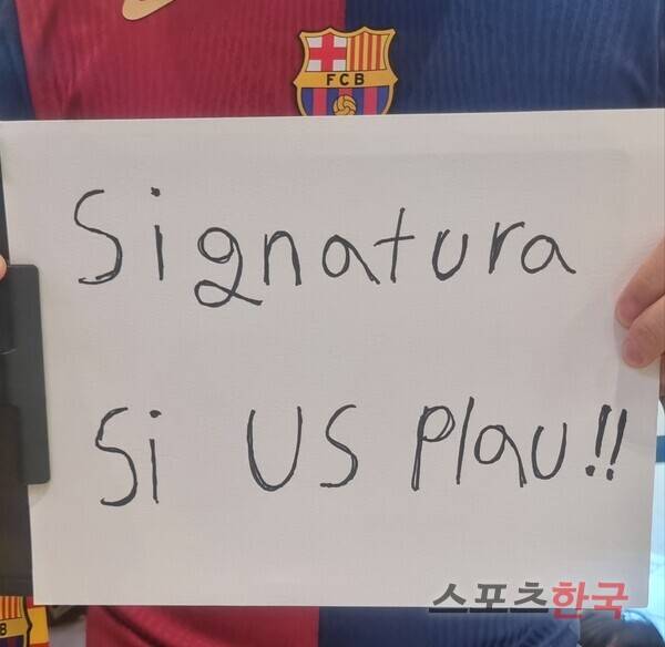 FC 바르셀로나 연고지 언어인 카탈루냐어로 "사인해주세요"를 적어온 팬. ⓒ스포츠한국 김성수 기자