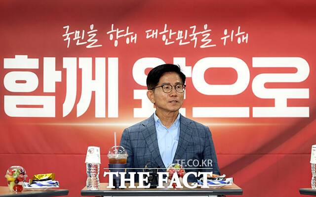 김문수 국민의힘 당대표 예비후보가 28일 오후 서울 여의도 국민의힘 서울시당에서 열린 당원간담회에 참석해 관계자들과 대화를 하고 있다. /배정한 기자