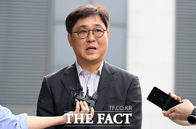 아직 끝나지 않은 인사청문회 국면에서 국민의힘은 막판 공세에 집중하고 있다. 사진은 최휘영 문화체육관광부 장관 후보자가 14일 오전 서울 종로구 삼청로 국립현대미술관에 마련된 인사청문 준비 사무실에 첫 출근하며 소감을 밝히고 있는 모습. /임영무 기자