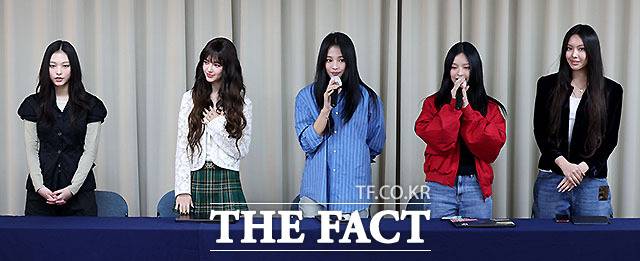 그룹 뉴진스가 어도어와의 전속계약 해지 관련 긴급 기자회견을 하고 있다. 왼쪽부터 해린, 다니엘, 하니, 민지, 혜인.