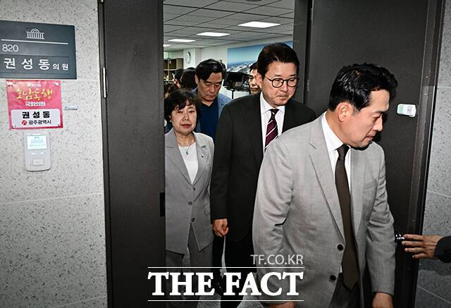 특검이 야권에 대한 수사 범위를 넓히는 모습이다. 사진은 국민의힘 의원들이 18일 오후 서울 여의도 국회 의원회관 내 김건희 특검팀이 압수수색 중인 권성동 의원실에서 나와 이동하는 모습. /배정한 기자