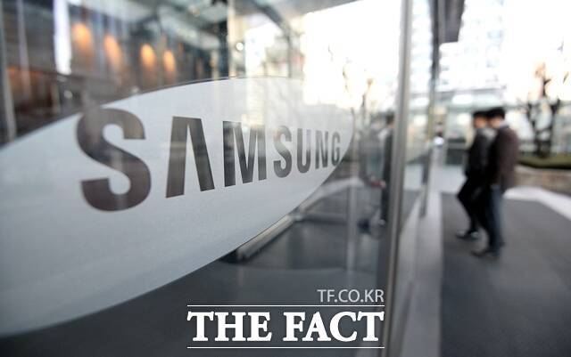 "8층에도, 9층에도 사람 있습니다. 구조대 좀 보내주세요!" 삼성전자 개미투자자들 사이에서 다시 기대감이 감돌고 있다. 삼성전자가 28일 테슬라와 차량용 반도체 공급 계약을 체결했다는 소식에 삼성전자 주가가 11개월 만에 7만원대로 올랐기 때문이다. /더팩트 DB