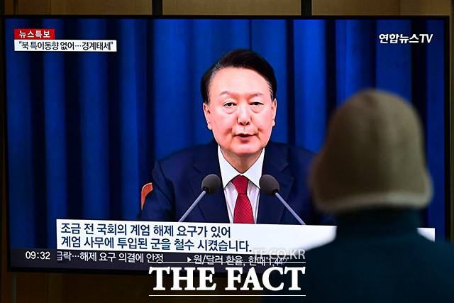 윤석열 전 대통령이 '12·3 비상계엄'으로 정신적 피해를 본 시민들에게 10만 원씩 배상하라는 법원 판결에 불복해 항소했다. 지난해 12월 4일 오전 서울 중구 서울역 대합실에서 시민들이 윤 전 대통령의 '비상계엄령' 선포 뉴스를 시청하고 있다./ 남윤호 기자
