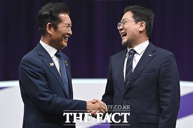 정청래(왼쪽), 박찬대 더불어민주당 대표 후보들이 29일 오후 서울 마포구 MBC에서 예정된 TV토론회에 앞서 기념촬영을 하며 호탕하게 웃고 있다. /국회사진기자단
