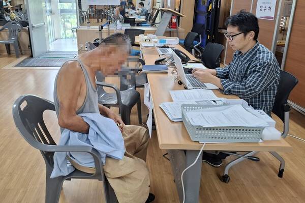동대문구 전농1동 주민센터 거리노숙인 민생쿠폰 신청 모습(사진제공=동대문구청)
