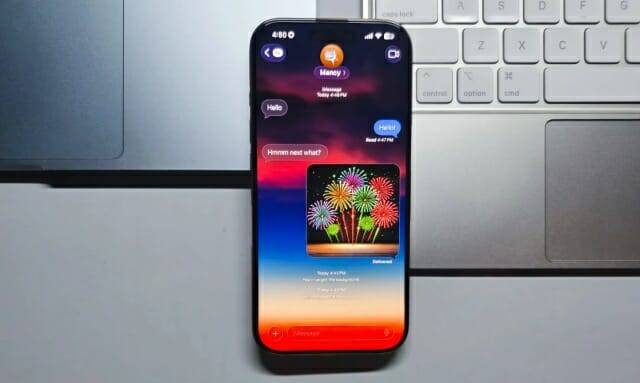 iOS26에서 메시지 앱의 채팅 창 배경을 사용자가 설정할 수 있다. (사진=디지털트렌드)