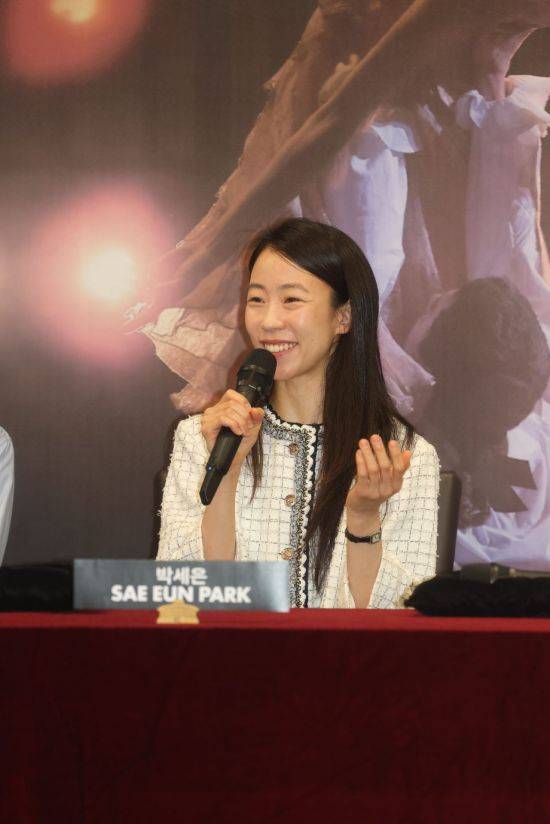 프랑스 파리 오페라 발레단 동양인 최초 에투알(수석 무용수) 박세은이 28일 예술의전당에서 열린 '파리 오페라 발레 에투알 갈라 2025' 기자간담회에서 소감을 말하고 있다.   [사진 제공= 예술의전당]