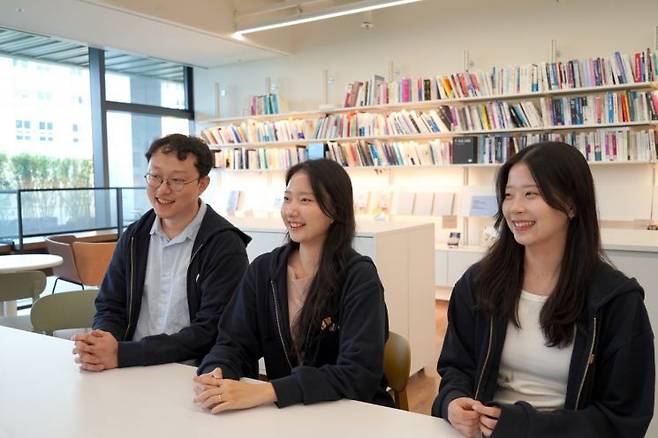 카카오 사내 해커톤인 '2025 10K'에서 1위를 차지한 서버 개발자 신호석, 홍민주, 김수정씨(왼쪽부터)가 아시아경제와 인터뷰하고 있다. 카카오 제공