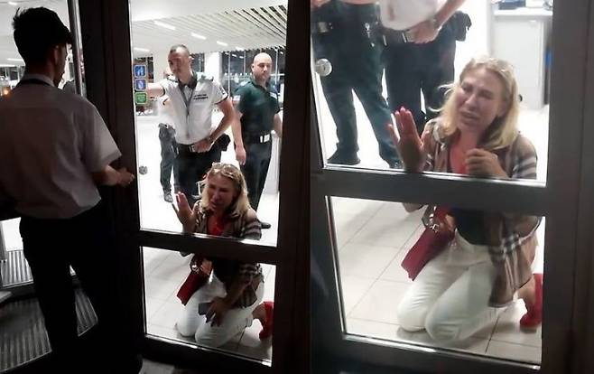 공항 탑승 게이트에서 무릎을 꿇고 오열하는 여성 승객의 모습. 페이스북 캡처