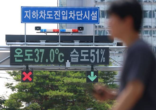 서울 기온이 근대적인 기상관측을 시작한 이래 7월 상순 기온으론 역대 최고치를 기록한 지난 8일 서울 시내의 한 스크린에 '온도 37도'가 표시돼 있다. 연합뉴스