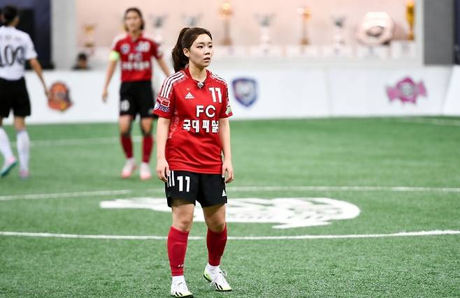SBS ‘골때리는 그녀들’(골때녀)&nbsp;의 이번 방송에서는 G리그 4강의 마지막 경기로 ‘FC국대패밀리’와 ‘FC구척장신’이 결승 진출을 두고 뜨거운 맞대결을 벌이게 된다. 4전 전승이라는 무패 행진을 달리고 있는 ‘국대패밀리’는 박하얀을 중심으로 공격의 고삐를 당기고, 지난 맞대결에서 그녀를 봉쇄한 바 있는 ‘구척장신’의 수비수 이현이는 다시 한번 철통 마크로 맞불을 놓는다. 백지훈과 이영표, 두 감독은 각기 다른 방식으로 선수들의 의지를 끌어올리고, 경기는 단 한 순간도 눈을 뗄 수 없는 팽팽한 흐름 속에서 전개된다. 여기에 국가대표 황희찬이 누나 황희정을 응원하기 위해 직접 경기장을 찾으며 감동적인 가족의 서사까지 더해진다. 출연자들의 열정, 전략, 감정이 총집결된 이번 회차는&nbsp;스포츠 드라마로 완성될 예정이다.