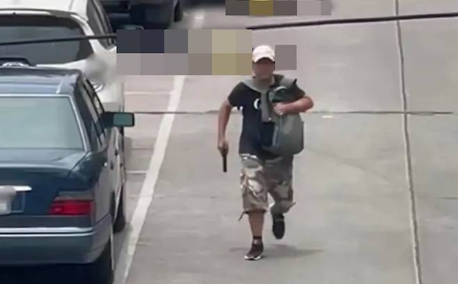 범행 당시 용의자 모습. /X