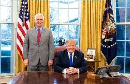 프레드 플라이츠 미국우선주의정책연구소(AFPI) 부소장(왼쪽)과 도널드 트럼프 대통령. 플라이츠는 트럼프 정부 1기 때 백악관 NSC 비서실장을 지냈다. /X(옛 트위터)