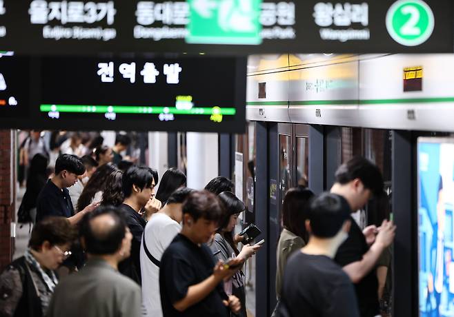 4일 서울 지하철 2호선 시청역에서 시민들이 지하철을 기다리고 있다./뉴스1