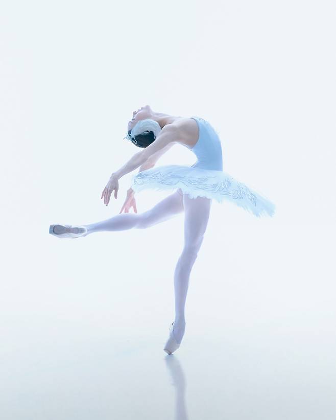 '백조의 호수'의 주역 '백조 오데트'를 연기하는 유니버설발레단 홍향기 수석무용수. /사진가 김려원, 유니버설발레단