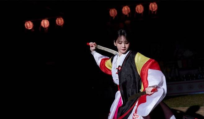 Actress Cho Yi-hyun, who plays high school shaman Park Seong-ah in tvN’s "Head Over Heels," performs a ritual praying for spirits’ peaceful rest. /tvN