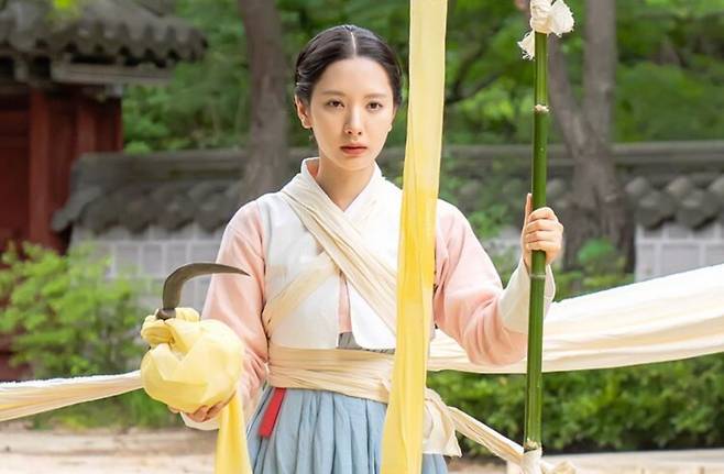 Actress Kim Ji-yeon, who plays shaman Yeo-ri in SBS’s "The Haunted Palace," unravels royal secrets while facing a mythical serpent’s curse. /SBS