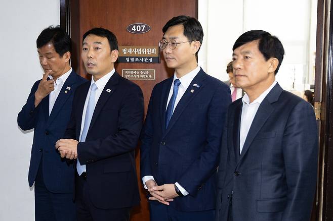 국회 법제사법위원회 소속 민주당 의원들이 29일 국회 법사위 소위에서 ‘집중투표제 의무화’ 등의 내용을 담은 ‘2차 상법 개정안’을 단독 처리한 후 취재진과 만나 질의응답을 하고 있다. 왼쪽부터 박균택·김용민·장경태·이성윤 의원./뉴스1