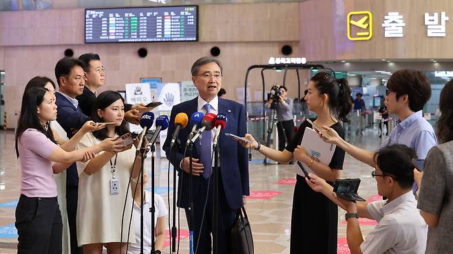 조현 외교부 장관이 취임 후 미국과 일본 외교장관과 양자 회담을 갖기 위해 일본으로 향했다. 사진은 29일 오전 서울 강서구 김포국제공항에서 취재진의 질문에 답하는 모습. 2025.7.29 /박성원 기자