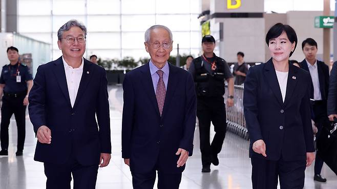 윤여준 EU 특사단장(가운데)과 EU특사단인 전현희·손명수 더불어민주당 의원이 14일 인천국제공항을 통해 벨기에로 출국하고 있다./뉴스1