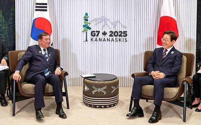 이재명 대통령이 6월 17일(현지시각) 캐나다 앨버타주 캐내내스키스 주요 7개국(G7) 정상회의장에서 이시바 시게루 일본 총리와 한·일 정상회담을 하고 있다. /대통령실 제공.