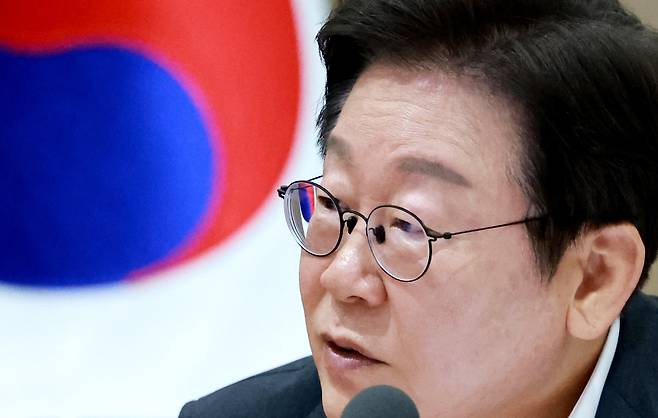 이재명 대통령이 29일 서울 용산 대통령실 청사에서 열린 국무회의에서 국무위원들과 중대재해 근절대책 토론을 하며 발언하고 있다. /연합뉴스