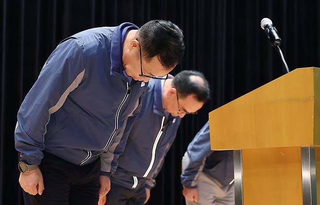정희민 포스코이앤씨 대표이사가 29일 오후 인천 연수구 포스코이앤씨 송도사옥에서 고속국도 공사 현장 사망사고와 관련해 사과문을 발표 후 고개 숙여 인사하고 있다.&nbsp;/뉴스1