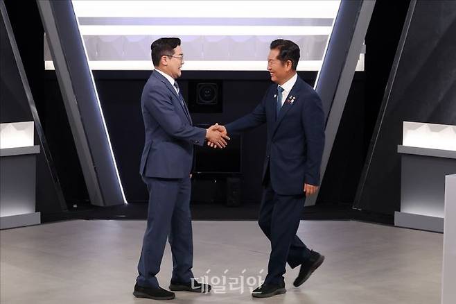 박찬대, 정청래 더불어민주당 당대표 후보가 27일 오후 서울 여의도 KBS 신관 공개홀에서 TV토론회 시작 전 악수를 하고 있다. ⓒ데일리안 홍금표 기자