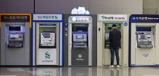 서울의 한 건물에 설치된 국내 은행의 ATM 기계가 보이고 있다(자료사진) ⓒ뉴시스